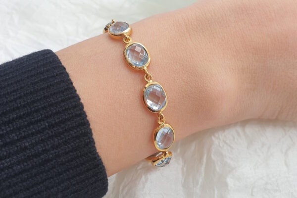 Bracciale dorato con topazi blu ovali sfaccettati. BH0040 - immagine 2