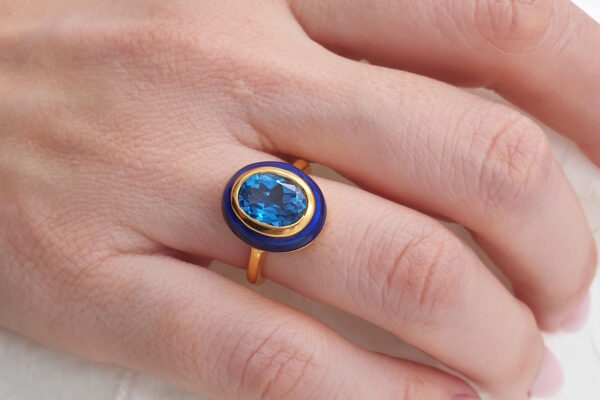 Anello ovale dorato e smaltato con grande topazio blu sfaccettato. AH3386 - immagine 2